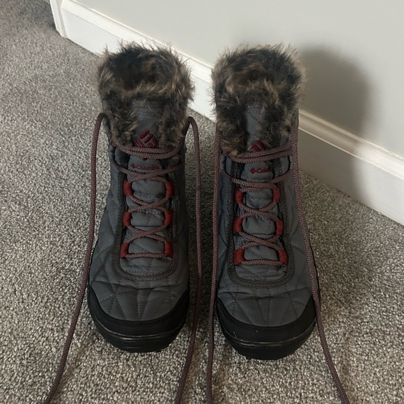 Columbia Women's Gray and Black Snow Boots!! - Picture 3 of 8